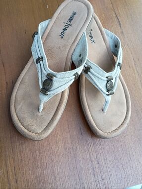 Minnetonka Silverthorne 360 Beaded Beige Canvas Cushioned Suede Thong Sandals